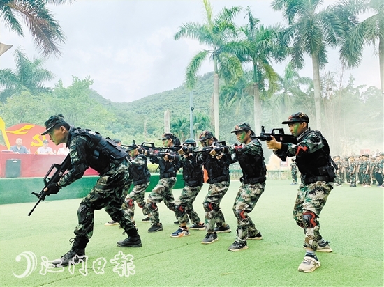 教官率優(yōu)秀選手上演《獵鷹出擊》。