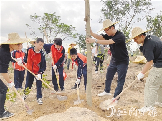 干部群眾響應(yīng)號(hào)召，參加義務(wù)植樹活動(dòng)。