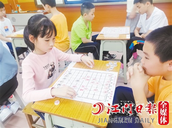 杜阮小學(xué)78名小棋手參加校園象棋比賽。