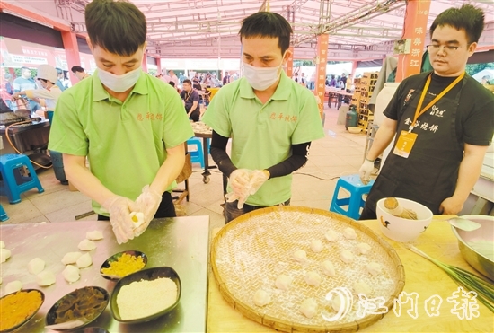 鄭樊耀（左一）和徒弟現(xiàn)場制作恩平燒餅。