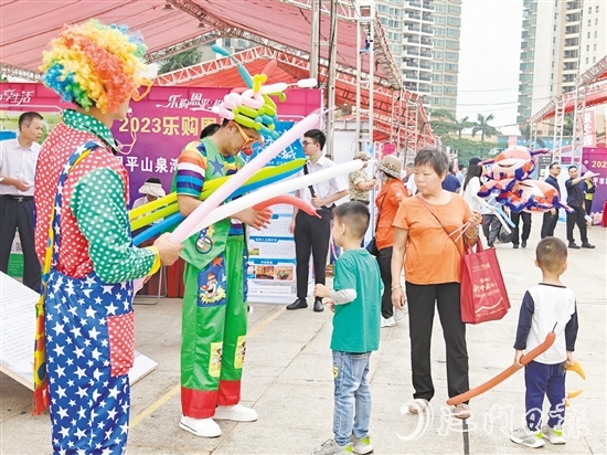 活動現(xiàn)場，趣味表演吸引小朋友眼球。