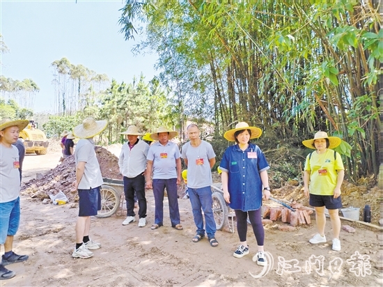 東成鎮(zhèn)人大組織代表們開展視察調(diào)研活動(dòng)。