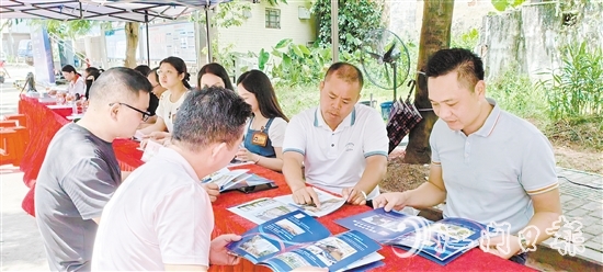 恩城街道人大工委組織代表開展宣傳活動(dòng)。