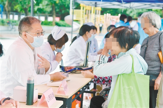 醫(yī)護人員通過普及健康知識、現(xiàn)場解答等方式，向居民宣傳心理健康等相關(guān)知識。