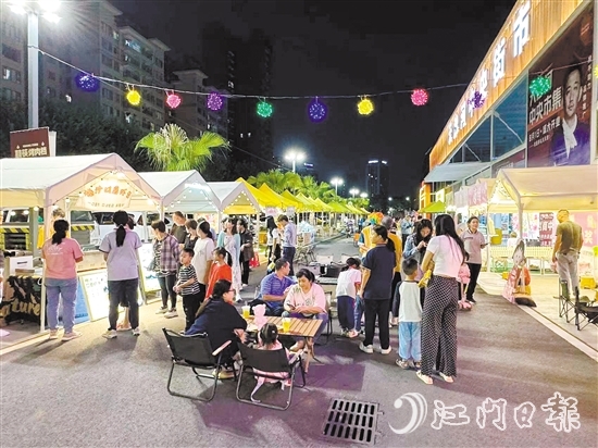 夜幕降臨，霓虹閃爍，市民穿行于集市，邊逛邊吃，享受著夜晚的悠閑時(shí)光。