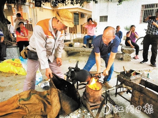 黃錦漢經(jīng)常會(huì)被集市邀請(qǐng)去擺攤助陣，為集市增添人氣。