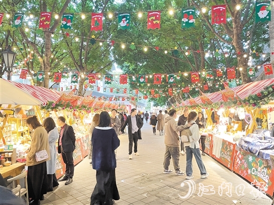 佛山嶺南天地集市統(tǒng)一圣誕主題設計，十分吸睛。