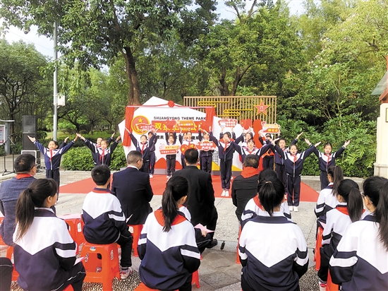 開平市金山小學(xué)學(xué)生來到開平市雙擁主題公園，開展愛國主義教育活動。