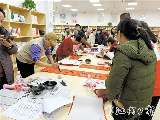 書(shū)法家現(xiàn)場(chǎng)書(shū)寫(xiě)春聯(lián)，為退役軍人和群眾送上新春祝福。