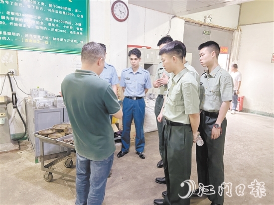 圣堂鎮(zhèn)組織退役軍人走進(jìn)企業(yè)參觀學(xué)習(xí)。