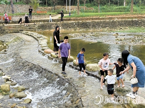 那吉鎮(zhèn)城圍村的十里河灘石谷成為市民、游客戲水游玩的好去處。