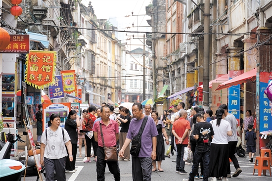 江門長堤歷史文化街區(qū)深受游客歡迎。