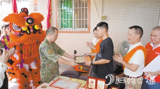 喜報小分隊將三等功喜報送到立功軍人梁斌華手中。