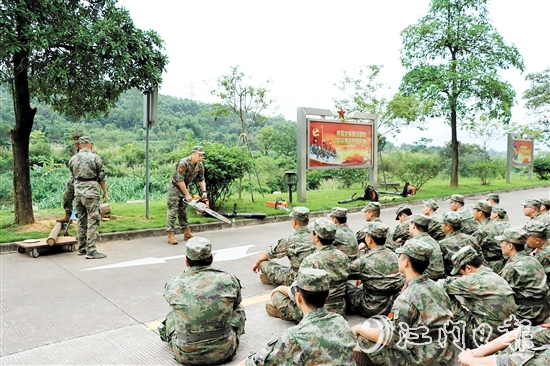 開(kāi)平市人武部組織“周文雍陳鐵軍民兵連”開(kāi)展為期七天的軍事訓(xùn)練。