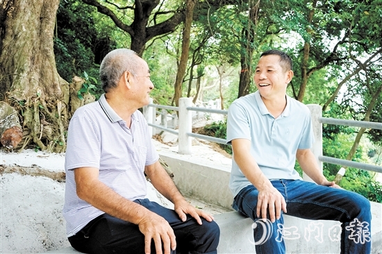 “兵書記”李萬想（右）和村民在討論沉香公園的建設(shè)規(guī)劃。