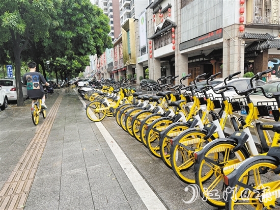 共享單車的出現(xiàn)，為不少市民的出行帶來了方便。