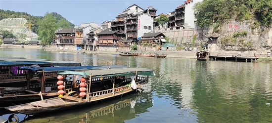 邊城茶峒景區(qū)古色古香。