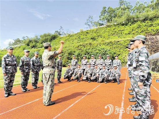 預(yù)定新兵頭頂烈日，在教練員的指揮下進(jìn)行訓(xùn)練。