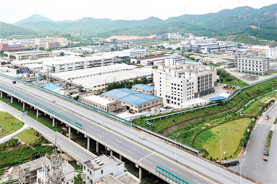 2019年以來(lái)，位于古井鎮(zhèn)的珠西新材料集聚區(qū)共引進(jìn)企業(yè)項(xiàng)目30個(gè)，現(xiàn)有規(guī)模以上企業(yè)22家，2023年實(shí)現(xiàn)規(guī)模以上工業(yè)總產(chǎn)值約64億元。