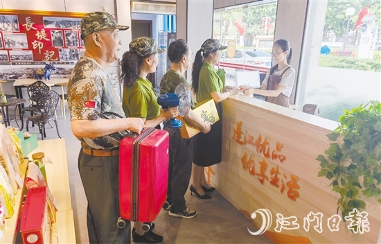 退役軍人們走進(jìn)“蓬江優(yōu)品”青年廣場店選購商品。