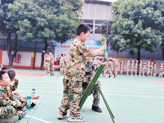 越塘小學(xué)學(xué)生正在體驗(yàn)軍事技能實(shí)操。