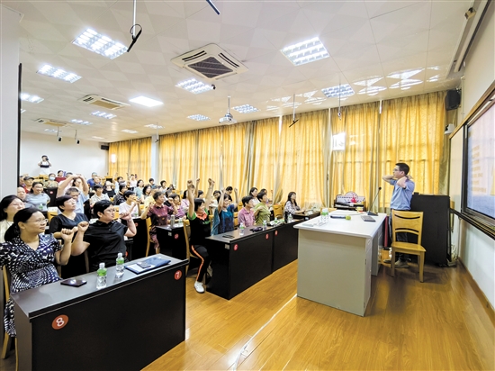 疼痛科醫(yī)生帶領市民練習保健操。