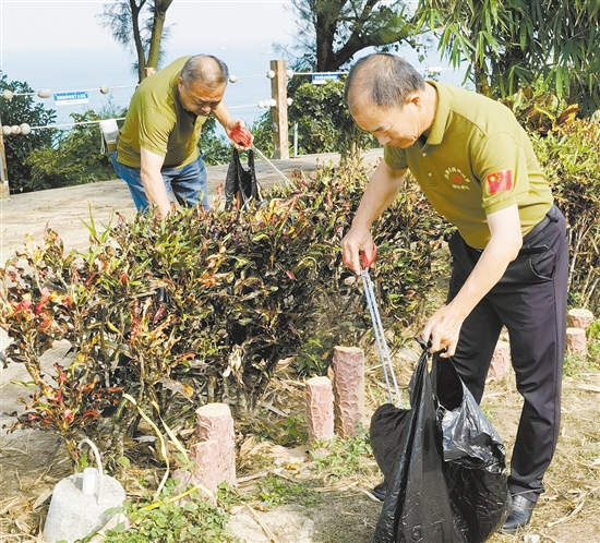 退役軍人志愿者參加環(huán)境整治行動，以實際行動助力“百千萬工程”。