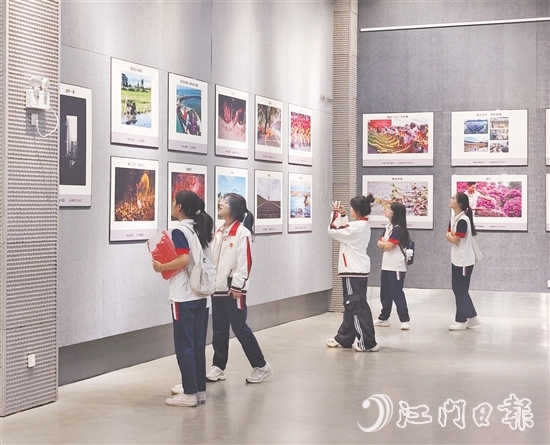 五邑大學(xué)經(jīng)濟(jì)管理學(xué)院學(xué)生們?cè)谟^展。