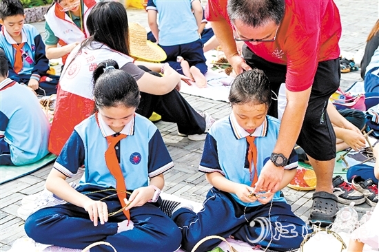 孩子們充分發(fā)揮想象力，制作出一個(gè)個(gè)色彩繽紛、獨(dú)具匠心的樹葉風(fēng)鈴。