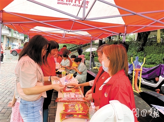 在怡康華庭小區(qū)，志愿者為市民派送“蓬友優(yōu)享”優(yōu)惠券。