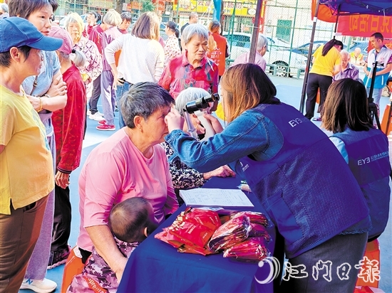 在文苑社區(qū)黨群服務(wù)集市，居民可以享受到健康義診等便民公益服務(wù)。