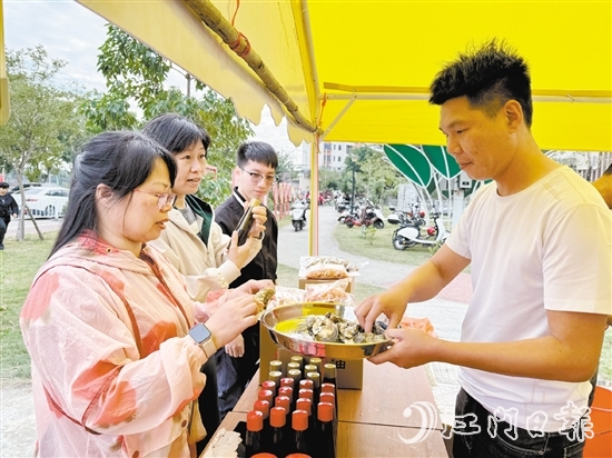 游客品嘗生蠔美食。