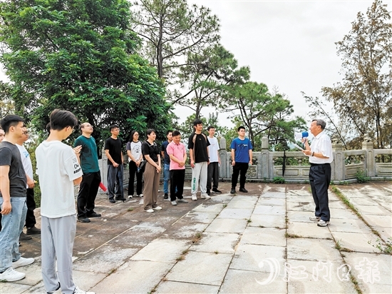 學員們聽非遺傳承人講述開元塔的故事。