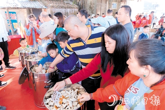 游客感受不同年份的新會(huì)陳皮顏色和香氣。