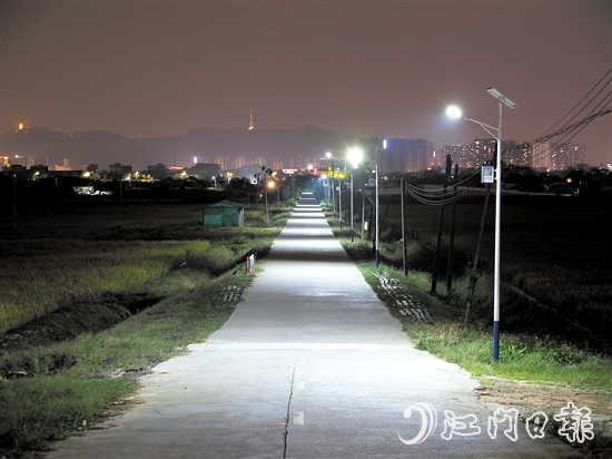 在古勞鎮(zhèn)大埠村，新安裝的太陽能路燈照亮村民的回家路。