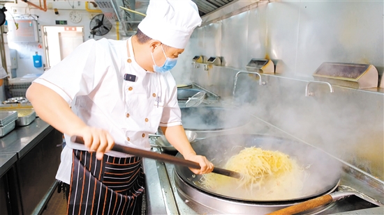 張向東正在用心烹飪美食。