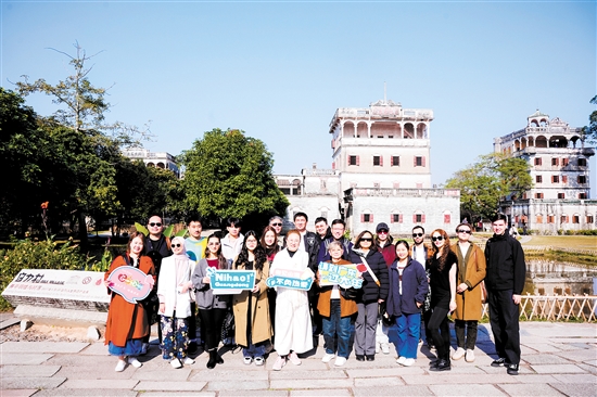 國(guó)際旅行商、旅行達(dá)人在開平自力村碉樓群景區(qū)合影留念。