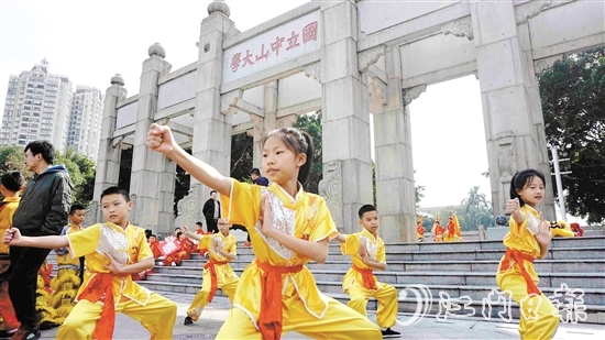 “小醒獅”游學(xué)團(tuán)在中山大學(xué)牌坊前展示蔡李佛拳。