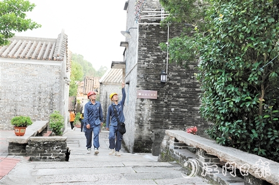 鶴山供電局大力提升新時(shí)代鄉(xiāng)村電氣化水平。圖為供電人員在雅瑤鎮(zhèn)陳山村開(kāi)展日常巡檢工作。