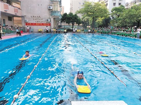 沙坪街道第三小學(xué)為學(xué)生搭建校內(nèi)展示平臺，每年定期舉行校園游泳比賽，以檢驗(yàn)學(xué)習(xí)成果、展示游泳技能。