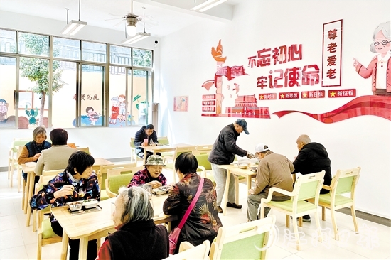 長者在甘化社區(qū)居家養(yǎng)老服務(wù)站就餐。