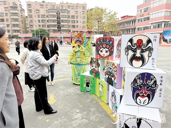 “小小紅豆班”小學(xué)員以粵劇扮相介紹粵劇臉譜繪畫(huà)作品。