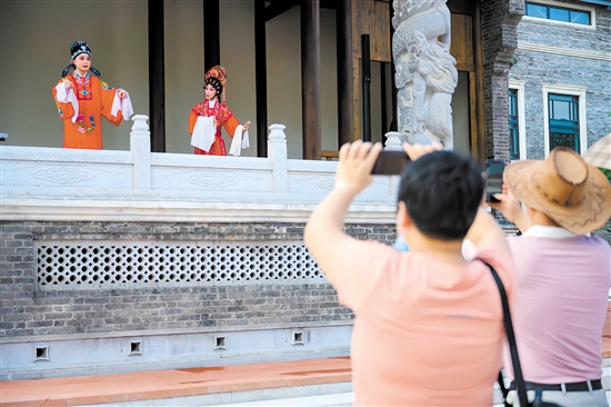 游客在赤坎華僑古鎮(zhèn)拍照“打卡”。