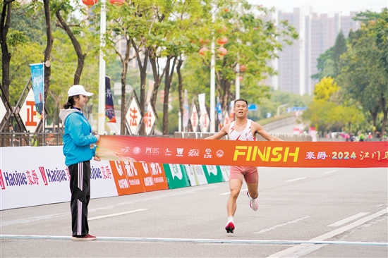 江門馬拉松半程終點(diǎn)設(shè)在江海區(qū)，江海賽道涉及多個(gè)地標(biāo)性區(qū)域。圖為“半馬”第一名選手沖線。郭永樂