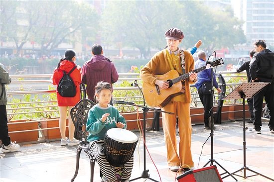 7歲市民候樂儀即興伴奏，表演非洲鼓，現(xiàn)場氣氛熱鬧喜慶。