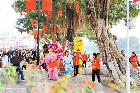 市民游客跟著醒獅一邊巡游，一邊觀賞江門美景。