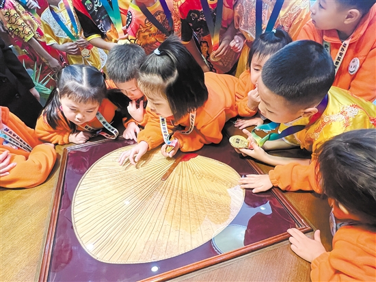 我市“小醒獅”與七臺河市“冠軍寶寶”參觀葵博園，現(xiàn)場欣賞各種葵藝制品。