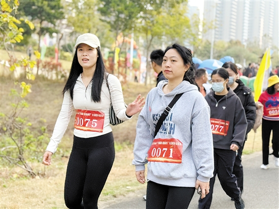 市民健步走迎接新年，傳遞健康和公益的理念。