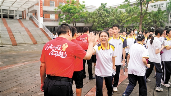 老師們與高考學子們擊掌鼓勁。