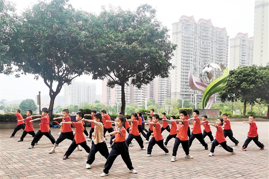 紫茶小學(xué)利用課間開展武術(shù)、軍體拳教學(xué)，引導(dǎo)孩子強身健體。